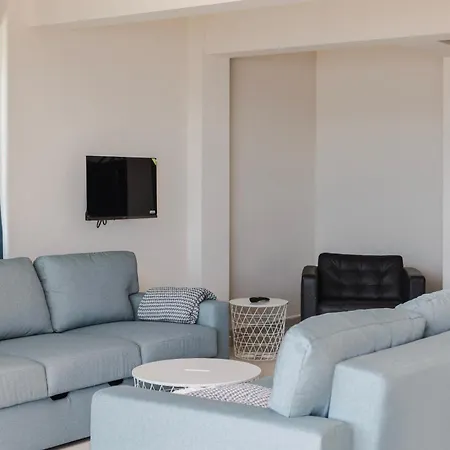 Pietroza Vila *